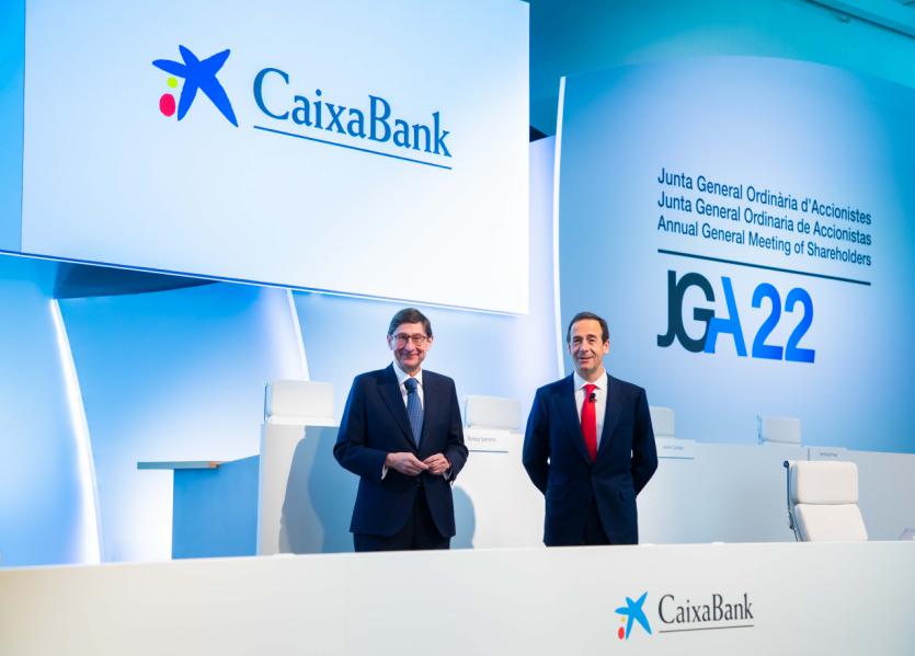 El presidente de CaixaBank, José Ignacio Goirigolzarri, y el consejero delegado, Gonzalo Gortázar, en la Junta General Ordinaria de Accionistas