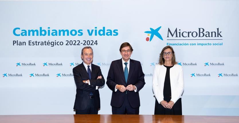 Juan Carlos Gallego, presidente de MicroBank; José Ignacio Goirigolzarri, presidente de CaixaBank; y Cristina González Viu, directora general de MicroBank