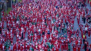 Una marea de 9.000 Papás, Mamás Noeles y Elfos conquista las calles de Madrid