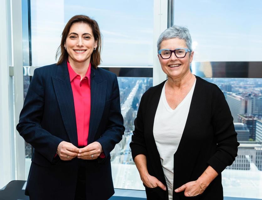 La directora de Comunicación y Relaciones Institucionales de CaixaBank, María Luisa Martínez Gistau, y la directora de la Feria del Libro de Madrid, Eva Orúe