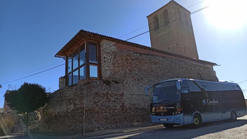 Oficina móvil de CaixaBank en la localidad de Narros del Castillo (Ávila)