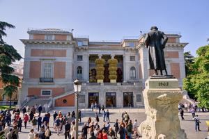 El Museo Nacional del Prado transforma su fachada clásica en una monumental portada barroca en colaboración de El Corte Inglés