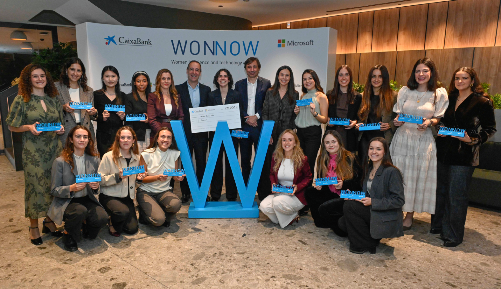 Foto de familia del consejero delegado de CaixaBank, Gonzalo Gortázar, y el presidente de Microsoft, Paco Salcedo, con las ganadoras de los Premios WONNOW 2025