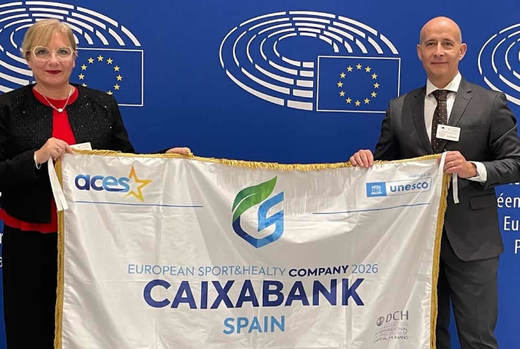 Javier Rojas, director de Bienestar y Prevención de Riesgos Laborales de CaixaBank, y Teresa Pérez Delgado, gerente de Bienestar, durante la entrega del certificado en Bruselas