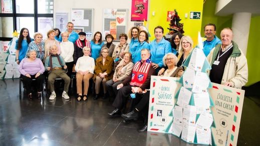Usuarios de Afade en la entrega de regalos de ‘El Árbol de los Sueños’ de CaixaBank 2025 en el Centro Cultural Fernando de los Ríos (Madrid)