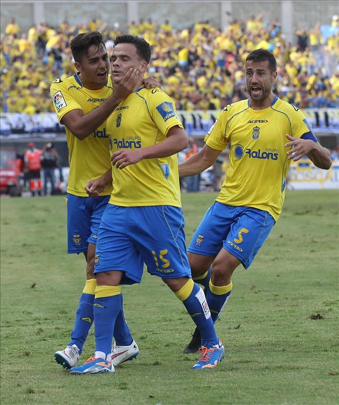 Los jugadores canarios celebran el ascenso