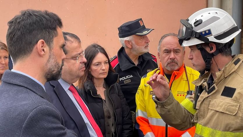 Autoridades catalanas informándose con los bomberos sobre el rescate de los cuerpos en el accidente de Súria