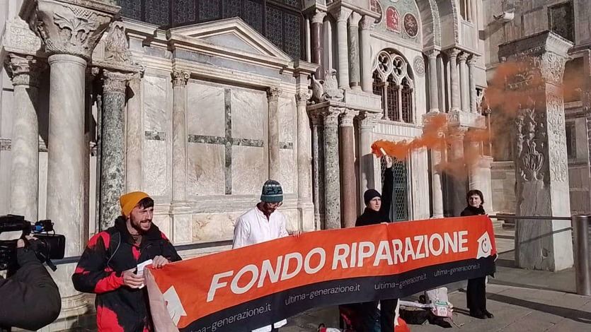 Activistas climáticos en Venecia lanzan un líquido marrón contra la Basílica de San Marcos