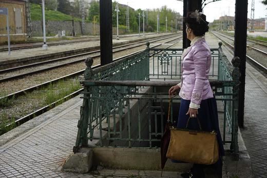 Una actriz recrea la época de Antonio Machado en el tren que lleva su nombre