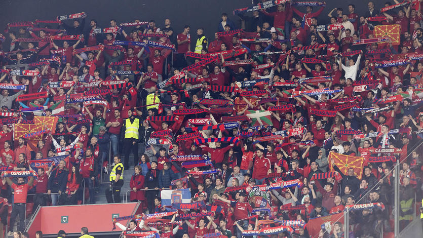 Afición del Osasuna en El Sadar durante un partido