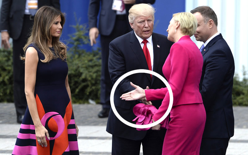 Le hacen la 'cobra' con la mano a Trump en Polonia