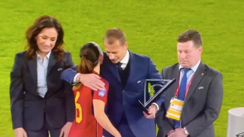 Aitana Bonmatí, futbolista española y Aleksander Ceferín, presidente de la UEFA