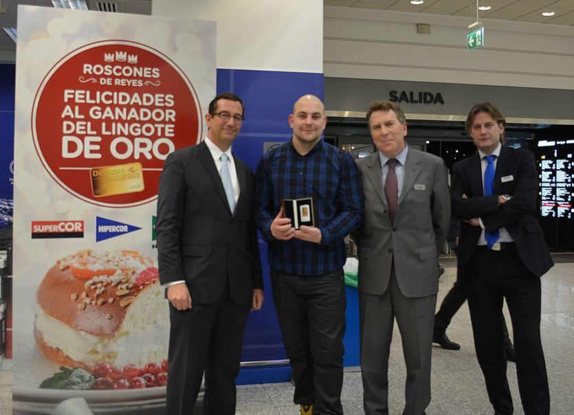 Alcalá de Henares. Izda el director de Degussa, centro el ganador y dcha el director del centro de Alcalá Rafael Merino