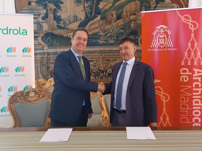 Antonio Armengot, delegado comercial de Iberdrola en Madrid, y José Luis Bravo, ecónomo diocesano del Arzobispado de Madrid durante la firma del acuerdo