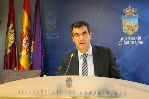 Antonio Román organiza el Ayuntamiento sin dar competencias a Ana Guarinos a la espera de...¿la Diputación?