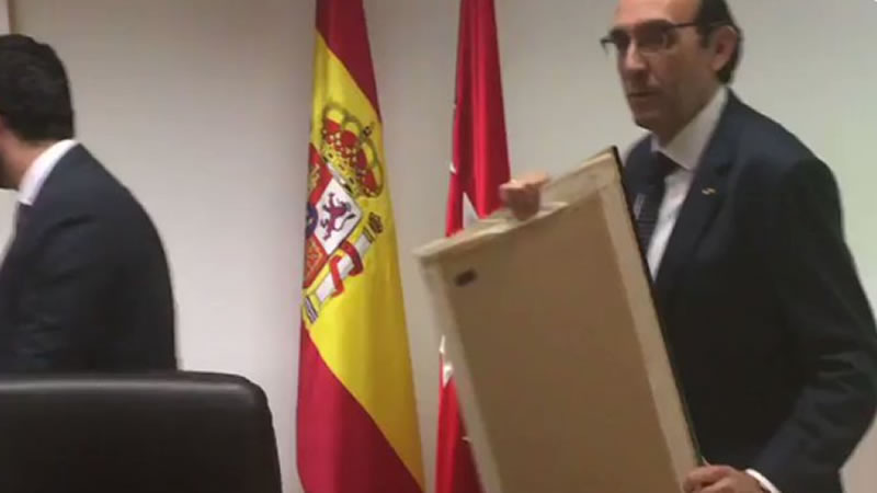 Lo primero que hizo Vox en la Asamblea de Madrid: quitar un cuadro 'democrático' para poner al Rey