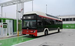 Barcelona recibe el primer bus de hidrógeno de Caetano que repostará próximamente en la planta de H2 verde de Iberdrola