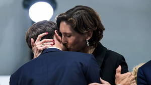 El provocativo beso entre la ministra de Deportes francesa y Macron hace saltar todas las alarmas puritanas en Internet