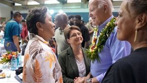 Biden promete ayuda a los supervivientes del incendio en Hawai