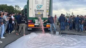 Viticultores franceses bloquean la frontera a camiones españoles y tiran el género como protesta