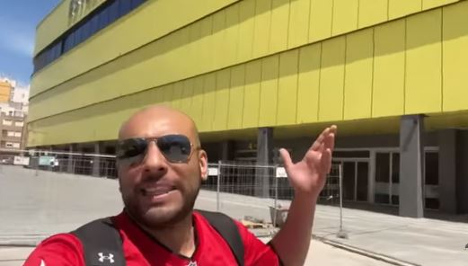 Borja Escalona, youtuber, intentando colarse en el Estadio Villarreal