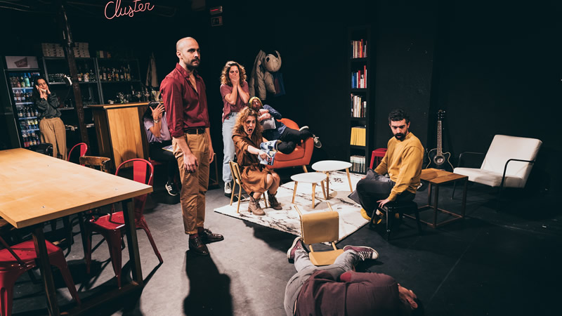 Crítica de la obra de teatro 'Cluster': resistir o morir a los treinta y tantos