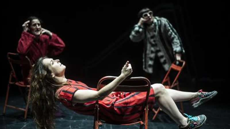 Crítica de la obra de teatro 'Convertiste mi luto en danza': desde la belleza contra la muerte