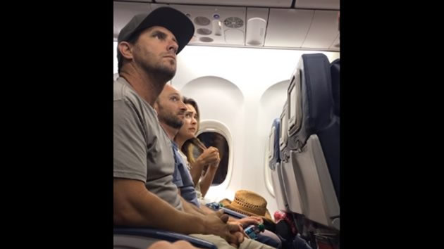 Nuevo escándalo en un avión: una familia, expulsada por no ceder el asiento de su bebé