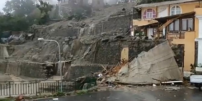 Captura del vídeo donde se ve el corrimiento de tierra por  las fuertes lluvias en Italia