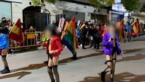 Polémica en Torrevieja: una comparsa disfrazó niños con ligueros y pezoneras