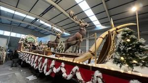 Una carroza dedicada a la caza desfila en la cabalgata de los Reyes Magos en Badajoz