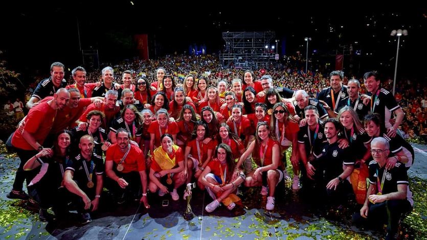 Selección española de fútbol femenino en la celebración en Madrid Río
