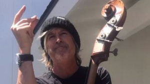 Fallece por un resbalón en la ducha el bajista estadounidense Charlie Colin