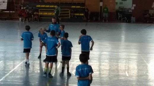 Niños del equipo de balonmano Chinijos Costa Teguise, entrenando