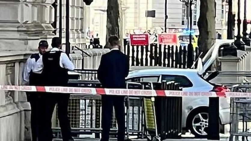 Coche estrellado en Downing Street, residencia del primer ministro británico