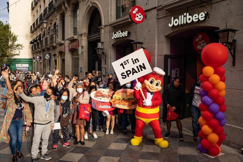 Cola de fans de Jollibee en Madrid a las puertas del local