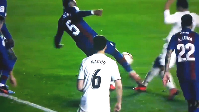 El penalti cuasifantasma a Casemiro marca el polémico 1-2 del Madrid al Levante