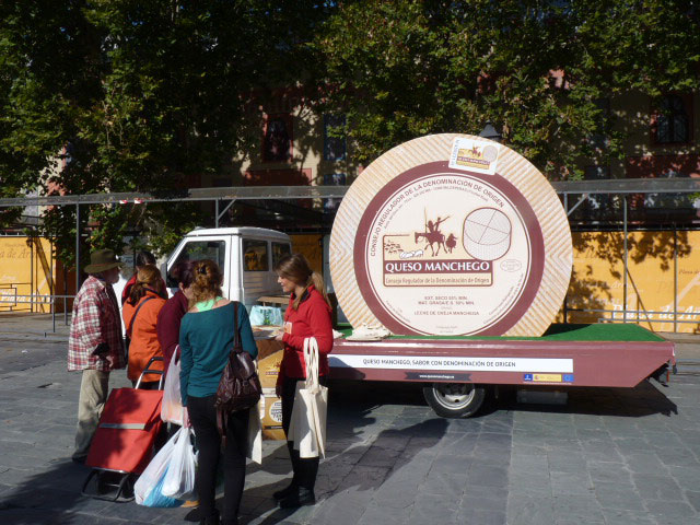 Un queso manchego de 2,5 metros de paseo por Sevilla, Málaga y Valencia estas Navidades