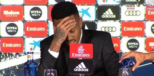 Militao se marea durante su presentación con el Real Madrid y las redes se inundan de memes