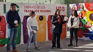 Un grupo de jóvenes denuncia la precariedad laboral de su colectivo con un punto limpio ficticio en Madrid