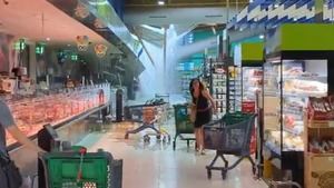 El vídeo de impacto de la DANA causando estragos en Ontinyent: así se cayó el techo de un supermercado