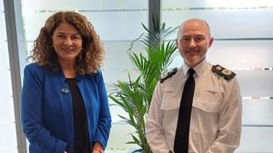 Roban el bolso a la ministra contra el Crimen de Reino Unido durante una charla con policías