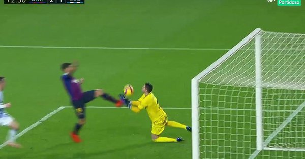 Nuevo escándalo del VAR: el Barça gana gracias a un gol que era falta de Luis Suárez (3-1)