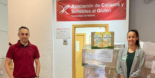 Responsables de la Asociación de Celiacos y Sensibles al Gluten y de Mercadona durante la entrega
