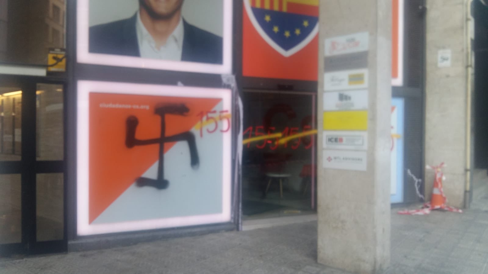 La sede de Ciudadanos en Barcelona, atacada por radicales con pintadas de cruces nazis