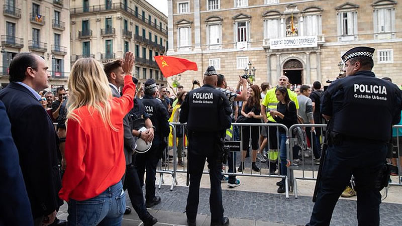 Cayetana Álvarez de Toledo protagoniza un altercado con huelguistas en el centro de Barcelona