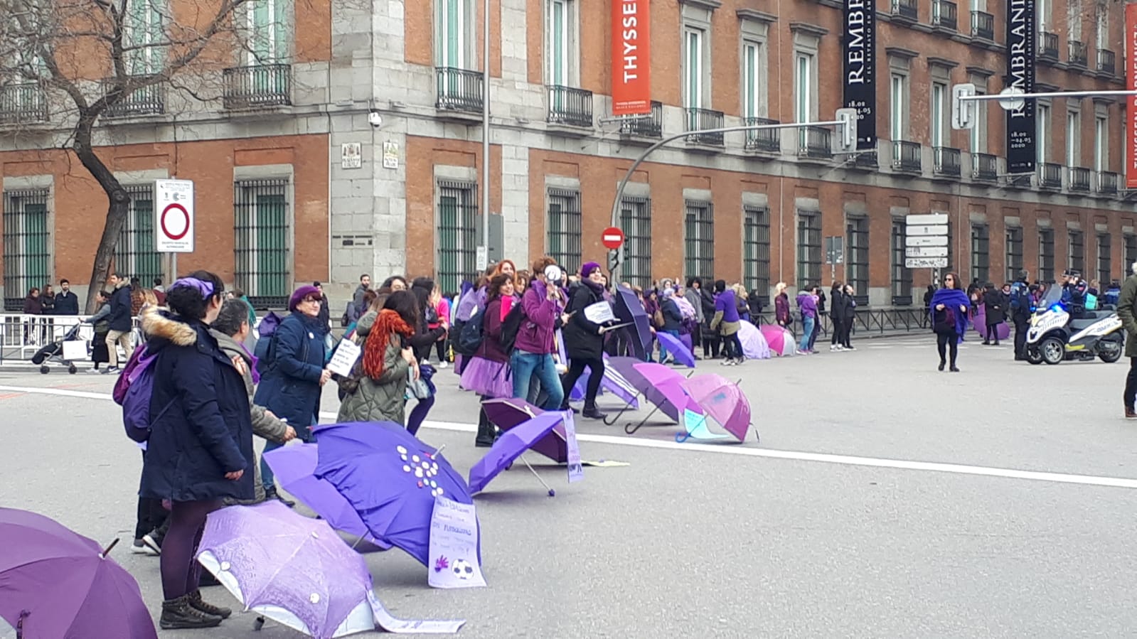 La revuelta feminista del 8-M arranca con una cadena 'morada' en Madrid