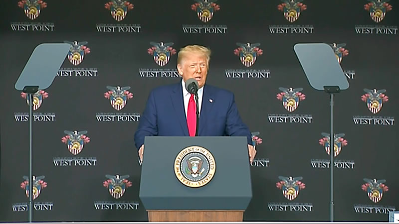 Trump cumple 74 años con serias dudas sobre su salud: las imágenes que dan la vuelta al mundo