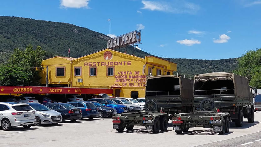 Vehículos del Ejército de Tierra, en el aparcamiento de Casa Pepe