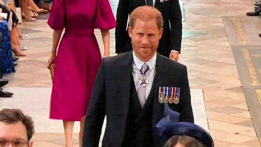 El Príncipe Harry llegando a la abadía para la coronación de su padre